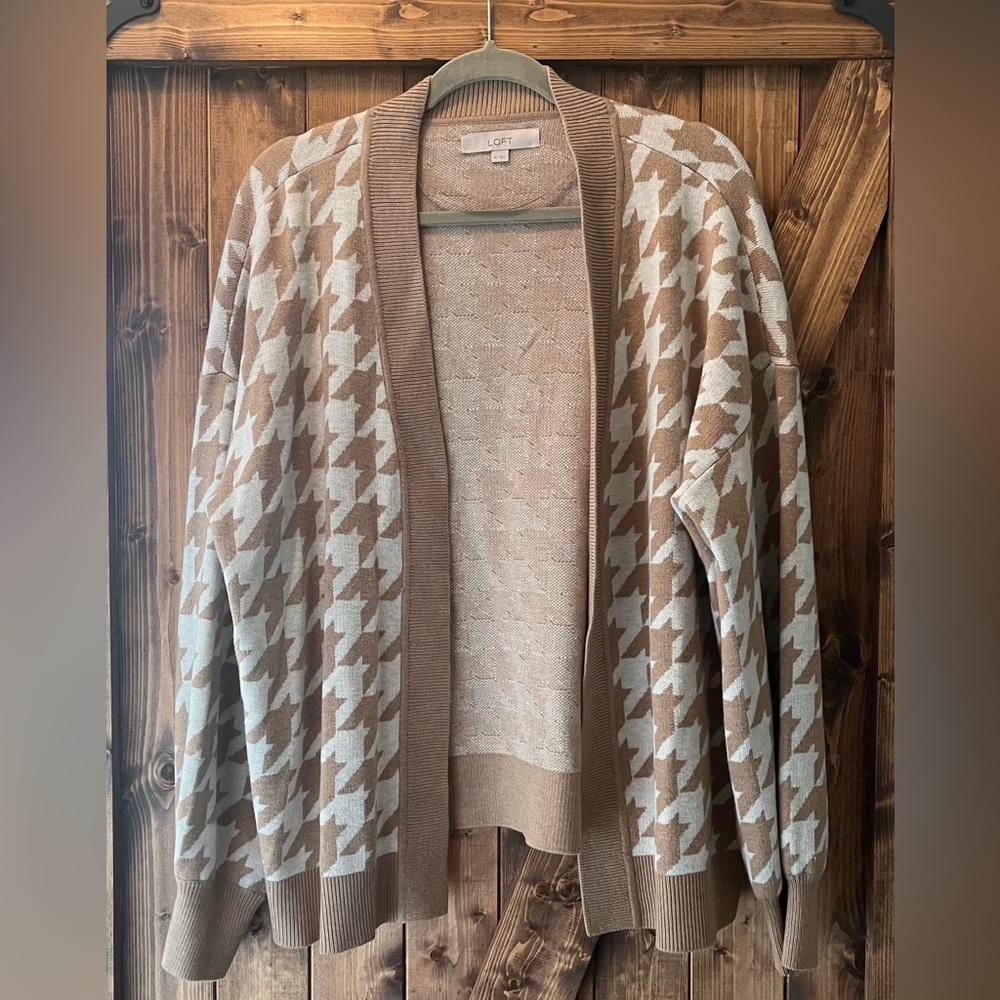 Loft cardigan, tan/white, houndstooth. Size XL.